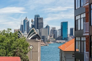 'Latitude' -Stunning Opera House Views, Designer 2 bedroom executive apartment in the Heart of Kirribilli w/ airconditioning