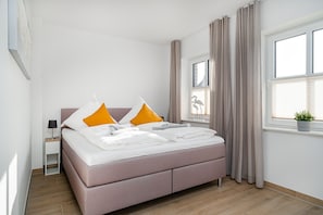 gemütliches Schlafzimmer mit Boxspringbett