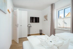 Schlafzimmer mit Ablageflächen und TV