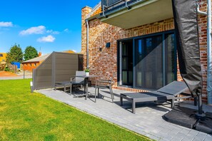 eingezäunter großer Garten mit Terrasse