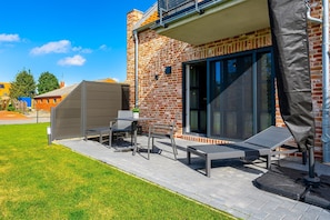 eingezäunter großer Garten mit Terrasse