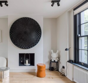Islington Townhouse beautifully maintained black barn