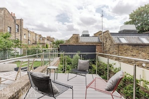 Islington Townhouse serene rooftop deck