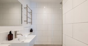 Hogarth Road bright and airy bathroom