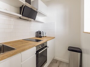 Hogarth Road bright and airy bathroom