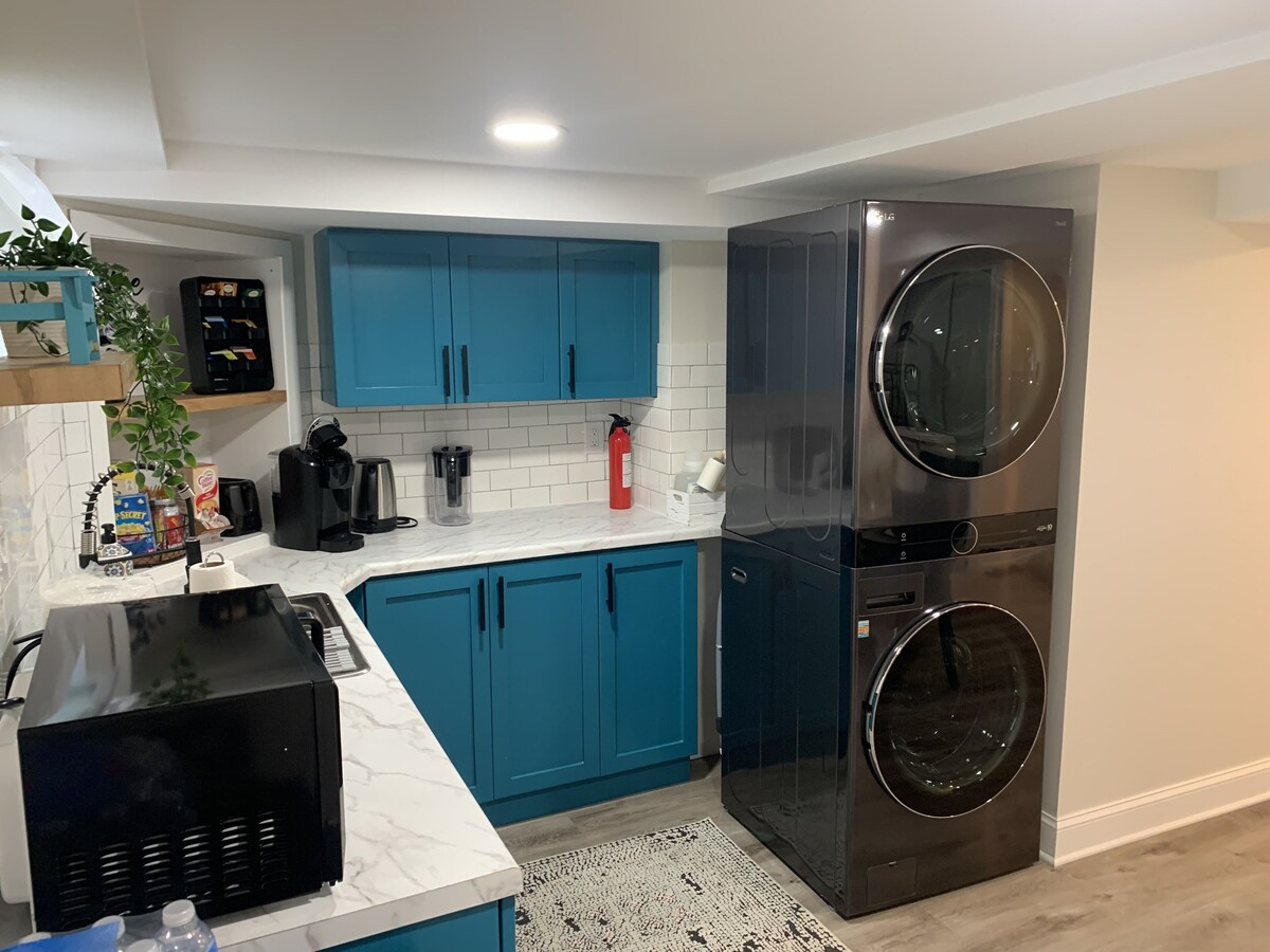 Stylish & Spacious Princeton Basement Apt with King Bed, Private Entrance
