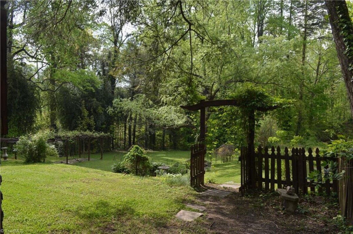 Golf course vews, pond and a relaxing yard for your family