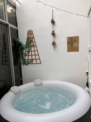 jaccuzzi dans veranda privée attenante 
