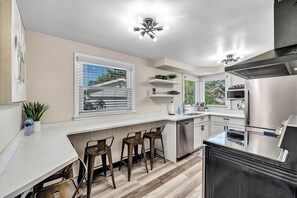 Kitchen/ bar area