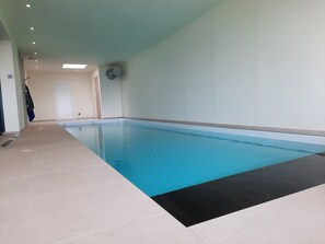 Piscine intérieure avec cabine sauna