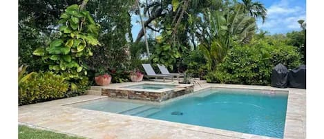 Heated swimming pool and outdoor Jacuzzi in a private tropical backyard