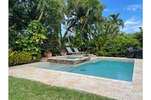 Heated swimming pool and outdoor Jacuzzi in a private tropical backyard