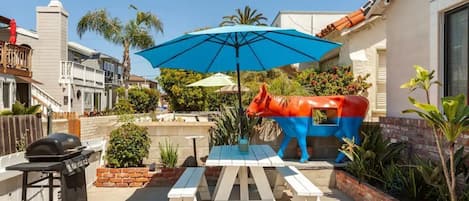 Can't miss the cow in the huge patio haha. Also, includes a fire pit =)