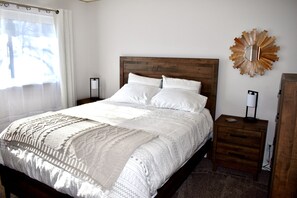 Main bedroom with Tempur-pedic memory foam mattress