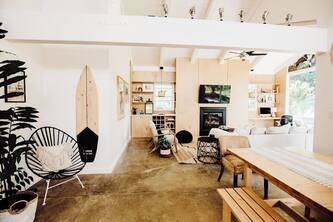 On Golf Course, Cedar Hot Tub, Walk to Beach, Market, Trails! BOHO Modern