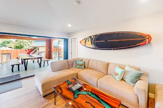 Modern bungalow with lanai, grill & outdoor shower - steps to Keauhou Bay
