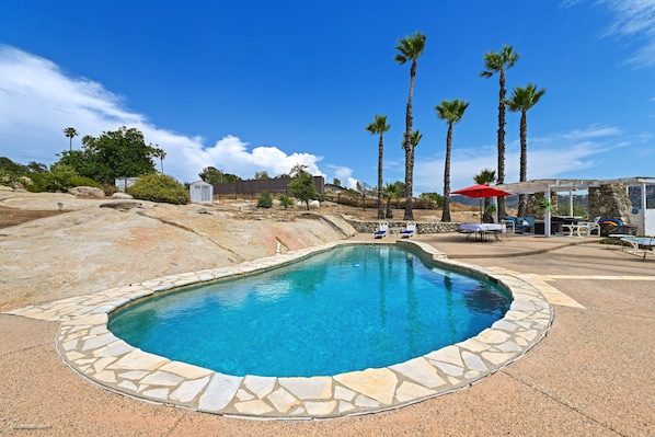 Pool with relaxing sitting areas to enjoy  360 degrees views of the valley!