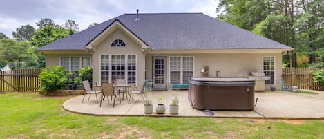 Fayetteville Vacation Rental | 3BR | 2BA | Step-Free Entry | 1,769 Sq Ft