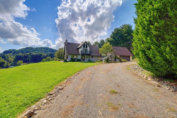 Mountain City Vacation Rental | 3BR | 2.5BA | 2,221 Sq Ft | Stairs Required