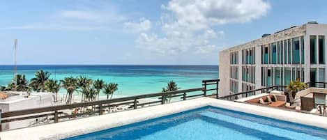 Plunge pool on your private roof terrace w/ocean view!