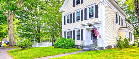 Kennebunk Vacation Rental | 1BR | 1BA | 900 Sq Ft | Stairs Required to Enter