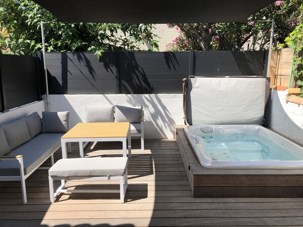 Outdoor spa tub