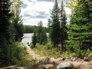 Accès au lac avec un quai 