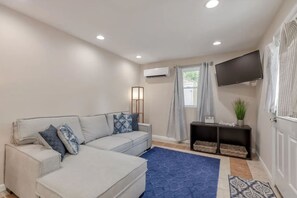 Cozy Basement King Bed Apt – Cherrydale