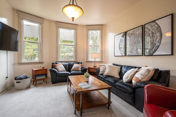 Parlor: Kick back w/ 60” SmartTV, Bose speaker, record player, >40 board games.