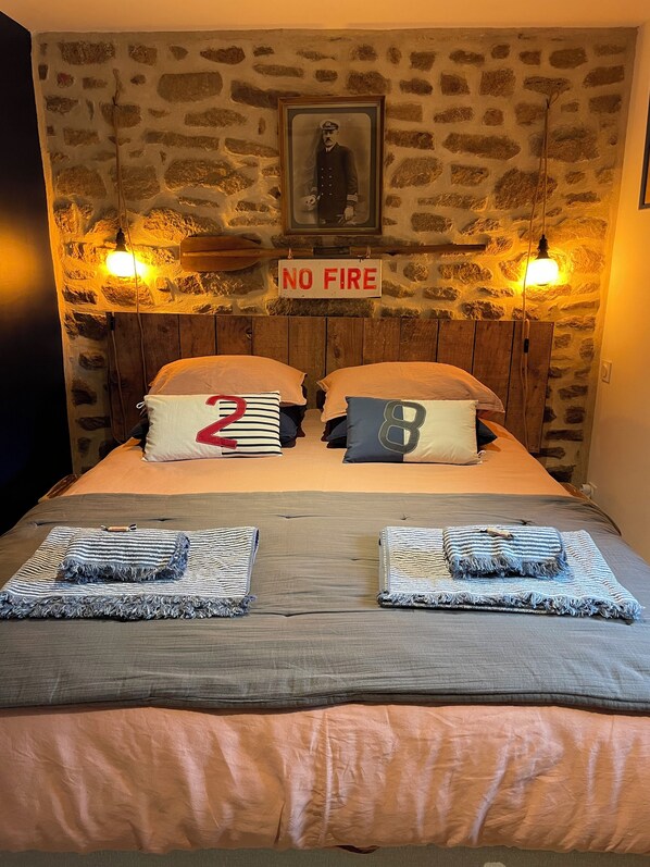 Chambre avet lit queen size (160 cm)