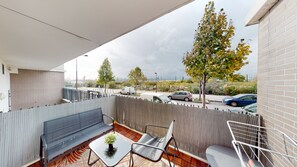 Prenez un bain de soleil sur le balcon en sirotant une tasse de café 