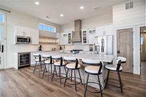Kitchen Island with 6 chairs