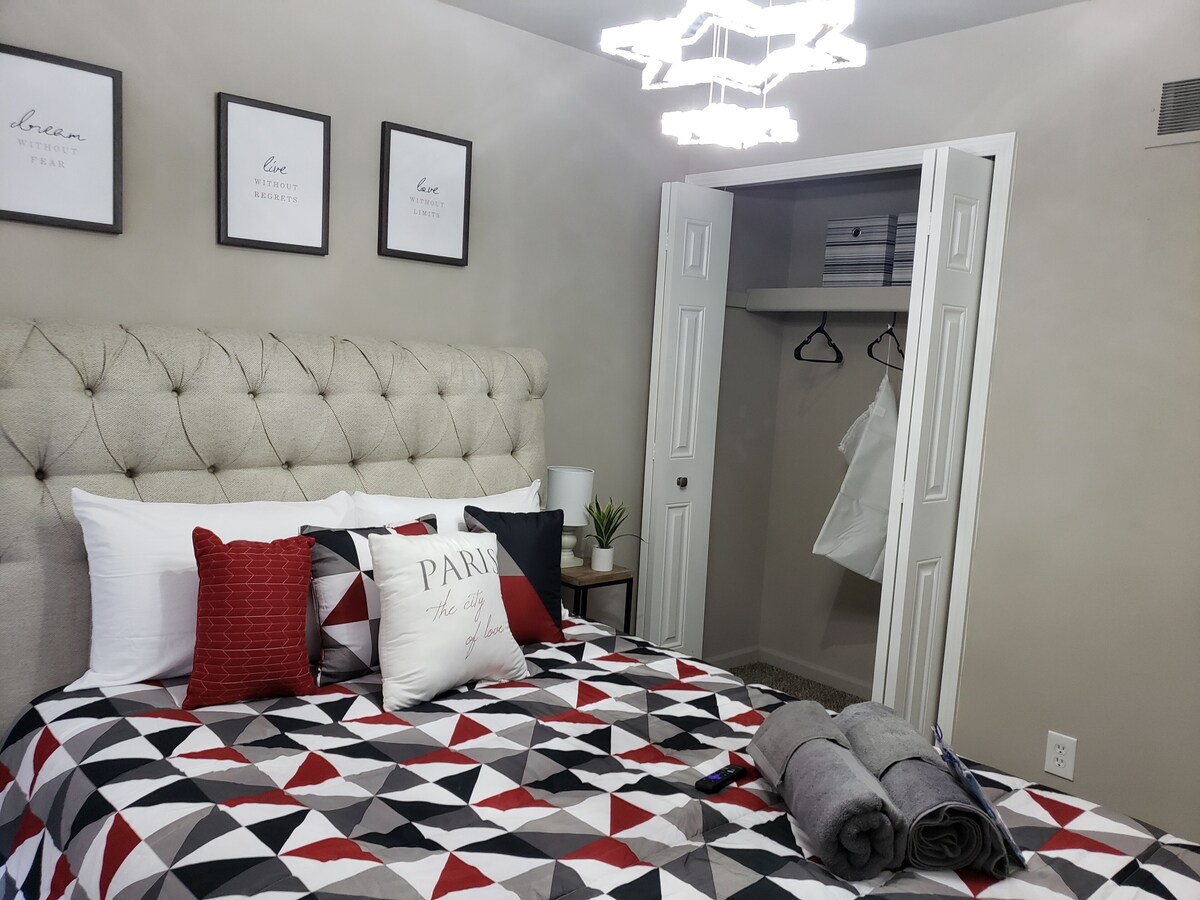 Hidden Tri-level Jewel Townhouse 3 min from Patridge Creek Mall