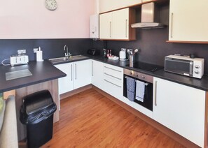 Pembrokeshire Cottage - Grondre Holiday Park, Clunderwen, Nr Narberth