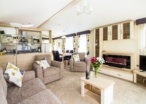 Oak 3 VIP + Private Garden - Andrewshayes Holiday Park, Axminster