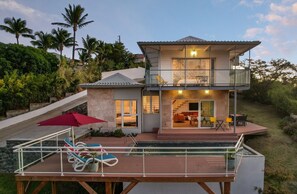 Villa d'architecte avec une vue dégagée sur l'océan et les montagnes