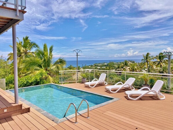 Villa avec piscine et vue dégagée sur la mer et les collines