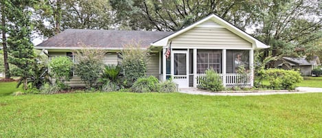 Beaufort Vacation Rental | 1,200 Sq Ft | 3BR | 2BA | Step-Free Access