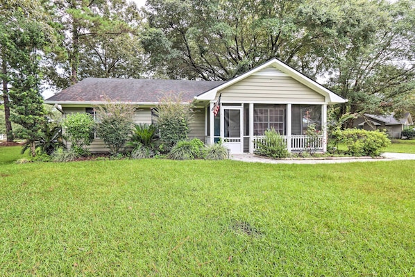 Beaufort Vacation Rental | 1,200 Sq Ft | 3BR | 2BA | Step-Free Access