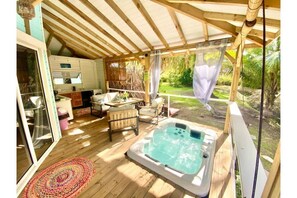 Outdoor spa tub