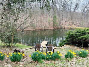 Relax while overlooking the pond 