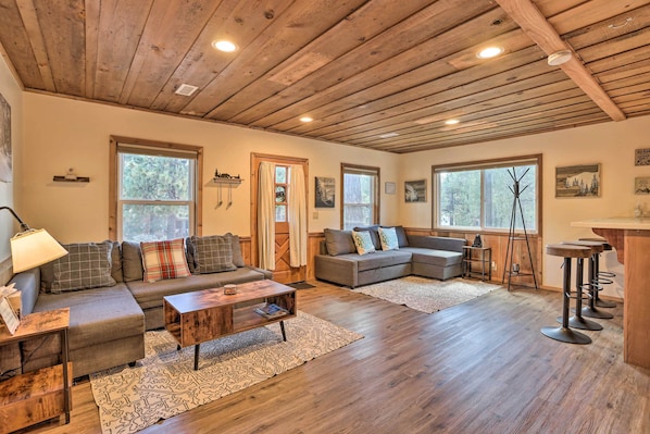 Big Bear Lake Vacation Rental | 2BR | 1BA | Stairs Required | 770 Sq Ft