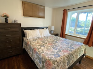 Bedroom with queen size bed