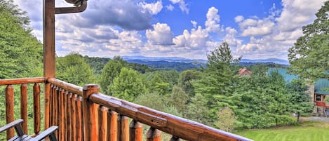 Piney Creek Vacation Rental | 5BR | 3.5BA | 3,687 Sq Ft | Stairs Required