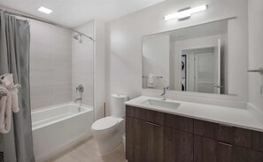 Noma Washington 1 Bedroom Bathroom