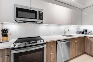 Noma Washington 1 Bedroom Deluxe Kitchen