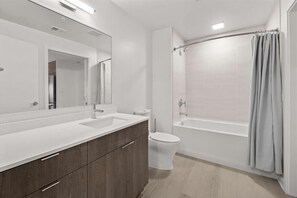 Noma Washington 2 Bedroom Bathroom