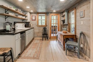 Kitchenette with Breakfast Table