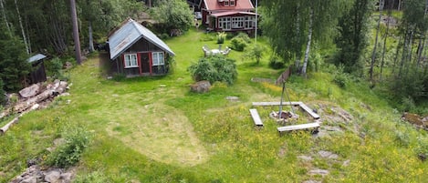 This cozy cottage is situated in the heart of Värmland, overlooking lake Treen