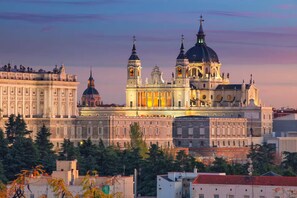 Royal Palace and Almudena Cathedral at 10/15 minutes walking from the apartment!